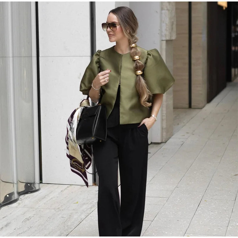 Carmen | Blusa satinada con mangas abullonadas